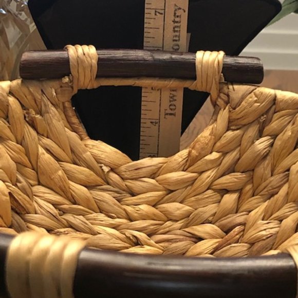 HAND MADE WOVEN BASKET WITH WOODEN HANDLES - Picture 7 of 7